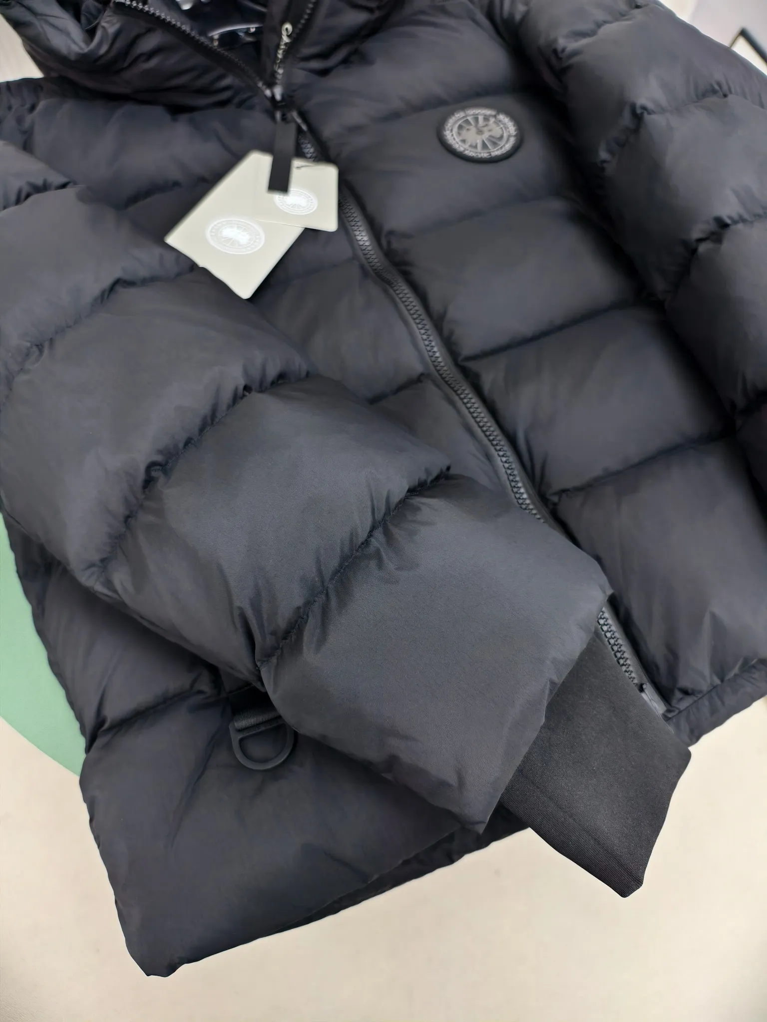 P880 Big Goose Ouyang Nana Second Generation (higher version) Canada goose Canada Goose Black Label Down Jacket A must-have in the outerwear world, the Big Goose Black Label down jacket! The latest designer styles! The goose down jacket has always been a popular element of fashion and is loved by experts from all walks of life! Fashionable hooded cut, high-end customer-supplied fine goose down, high resilience, smooth zipper, strong and firm. Pockets on both sides can store small items, free your hands, and you can go out without worries. It can also meet the need of putting your hands in your pockets👏👏Produced by Big Goose, it can be used as a group uniform by many celebrities. This down jacket uses a double-layer anti-down lining design, which has strong windproof performance and will be very warm in winter! Newly labeled white duck down filling, high fluffiness, windproof hooded design. When walking outdoors, pull the collar to the highest position, put your hands in the pockets and it will be very warm. It can be easily controlled by all body types! The interior is equipped with an elastic snow skirt design for better wrapping. The simple and neat style design highlights the masculine temperament. The impeccable style is classic and never goes out of style. It is warm and practical, and it is versatile! You can enter with your eyes closed!  Color: Black Khaki Size: XS-XXL